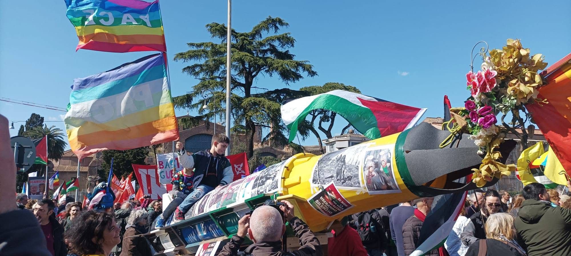 Un referendum pieno di NO e una piazza piena di Sì